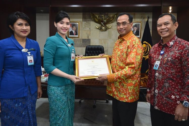 Menteri Perhubungan (Menhub) Budi Karya pada Senin (9/1/2017) di Kementerian Perhubungan, Jakarta memberikan penghargaan kepada dua pramugari Garuda Indonesia pasca menjadi sorotan media massa dan media sosial karena membantu perempuan lanjut usia keluar dari pesawat.