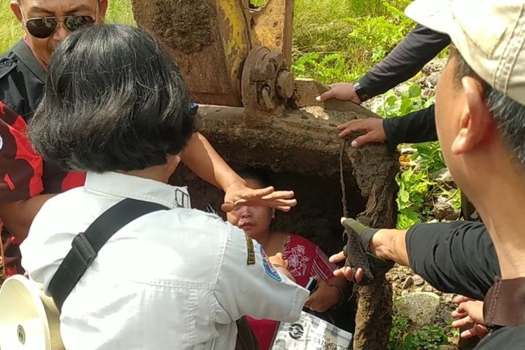 Dua ibu-ibu dan anggota ormas hadang penertiban lahan normalisasi Sungai Beringin, Kota Semarang. Rabu (2/11/2022)