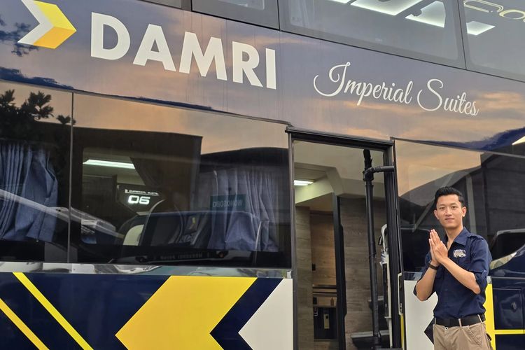 Bus Imperial Suites DAMRI yang mengusung bus Double Decker menggunakan jasa pramugari/a