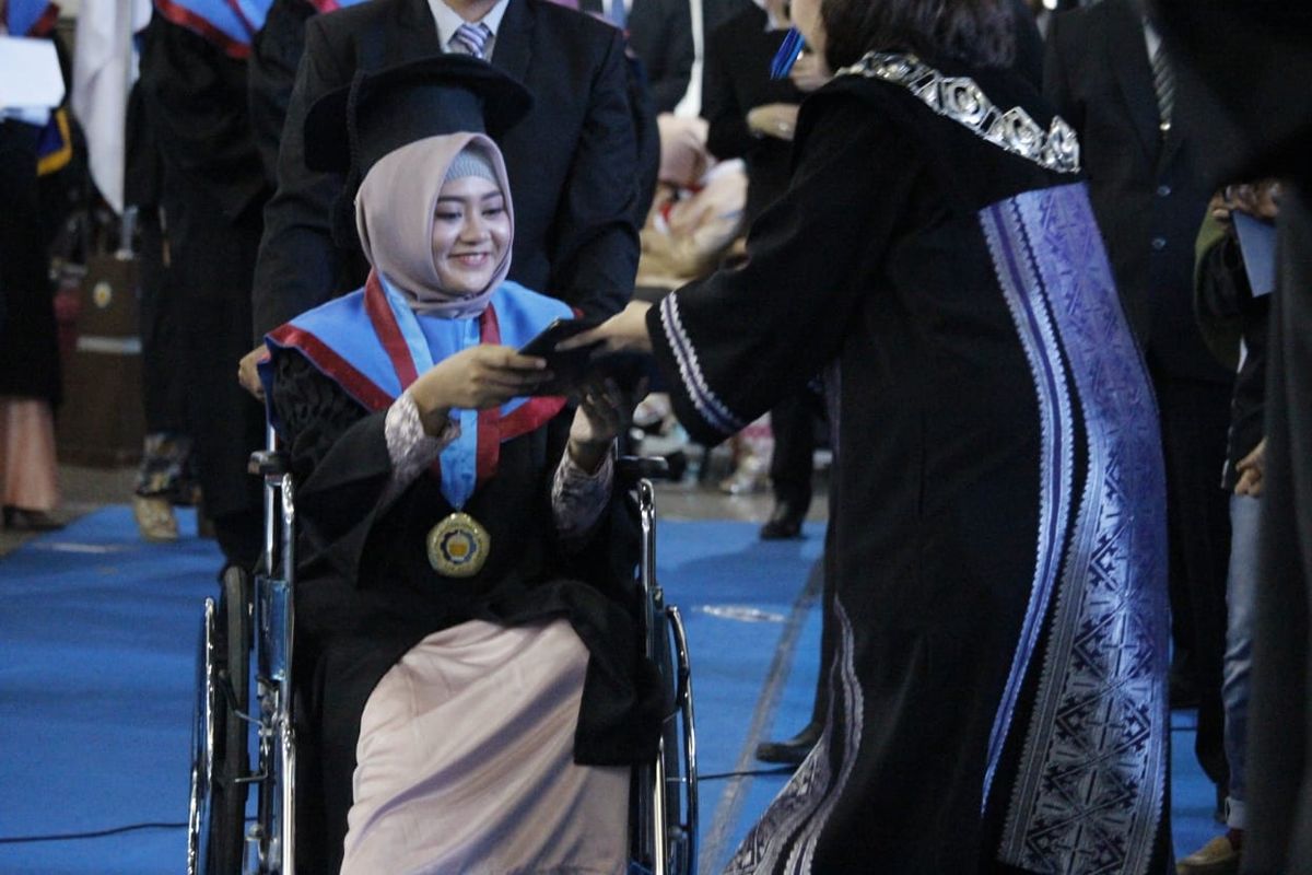 Ottidilia Nur Laily, salah satu wisudawan Institut Teknologi Sepuluh Nopember (ITS) Surabaya pada Wisuda ke-119, Sabtu (16/3/2019). 