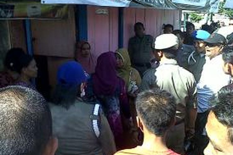 Sejumlah pedagang di Kabupaten Bone, Sulawesi Selatan terlibat adu mulut dengan Polisi Pamong Praja (Pol PP) saat penggusuran eks Pasar Bajor. Sabtu, (28/12/2013).