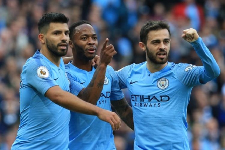 Sergio Aguero, Raheem Sterling, dan Bernardo Silva merayakan gol Manchester City ke gawang Brighton & Hove Albion pada pertandingan Premier League di Stadion Etihad, 29 September 2018. 