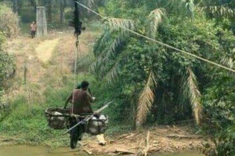 Warga menyeberangi sungai bak flying fox di Desa Sei Kumango, Kecamatan Tambusai, Kabupaten Rohul, Riau.