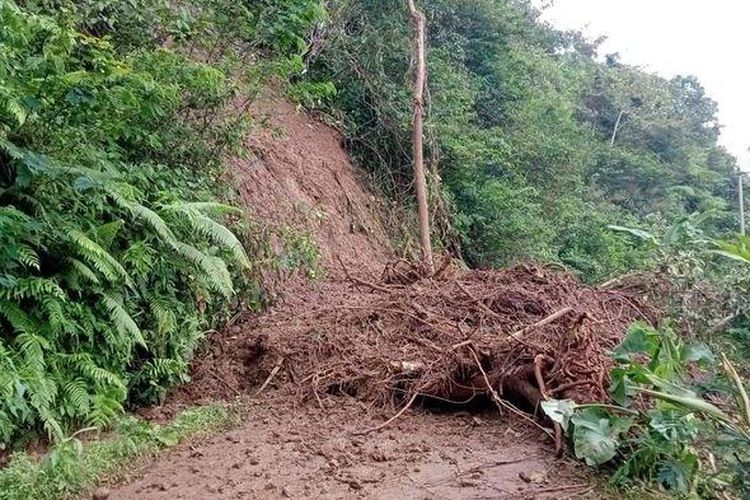 Kondisi jalan di Langkaplancar, Pangandaran, masih tertutup material longsoran sejak, Jumat (16/9/2022) pagi hingga malam. Material longsoran baru dibersihkan besok, tunggu alat berat.


