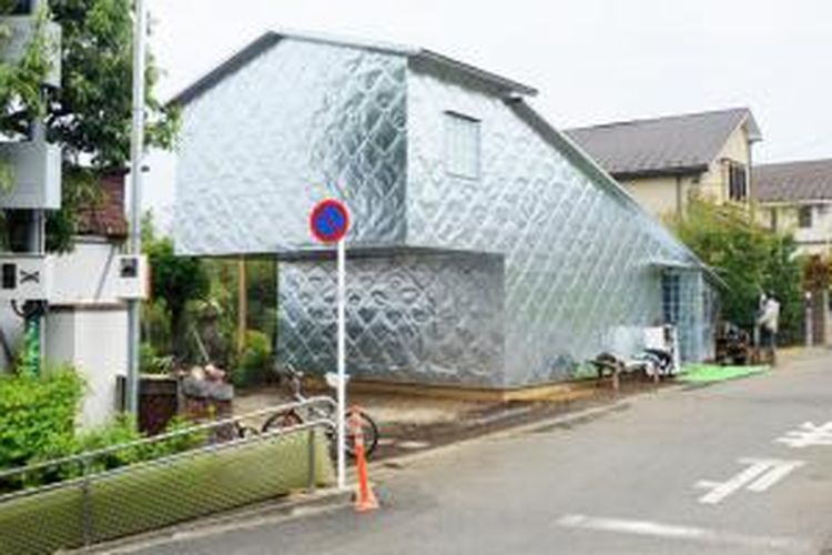 Rumah berlapis aluminium karya arsitek asal Jepang, Terunobu Fujimori ini berada tidak jauh dari Tokyo, Jepang. Aluminium menjadi fasad yang sangat menarik. Bentuk rumahnya pun istimewa.

