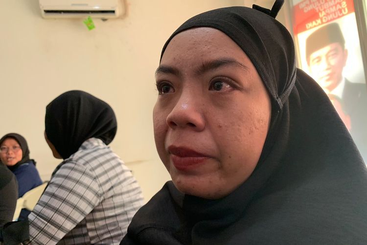 Linda (34) ibu rumah tangga asal Bandung Barat, menjadi salah satu dari 10 pekerja migran Indonesia (PMI) ilegal yang gagal diberangkatkan ke Arab Saudi oleh Imigrasi dan Polresta Bandara. Ditemui di Kota Tangerang, Selasa (16/5/2023), Linda menceritakan kisahnya, alasan tertarik menjadi PMI karena desakan ekonomi.