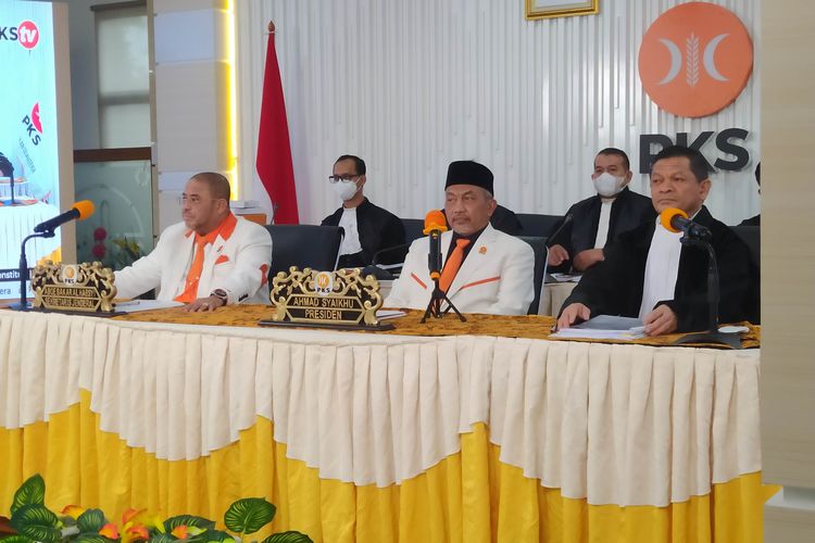 Presiden PKS Ahmad Syaikhu menghadiri sidang pertama uji materi Pasal 222 UU Nomor 7 Tahun 2017 tentang Pemilu di Kantor DPP PKS, Jakarta Selatan, Selasa (26/7/2022). 