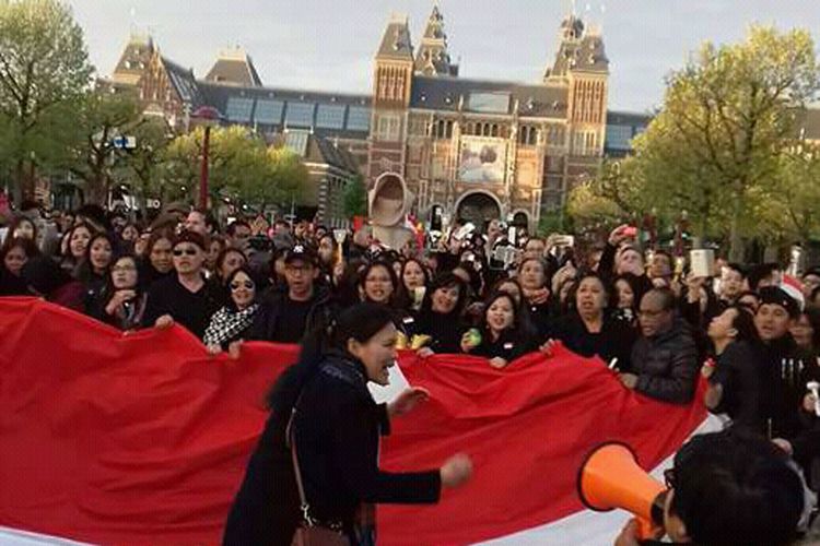 Dengan berpakaian serba hitam, tak kurang dari 350-an warga Indonesia memadati areal di Museumplein, Amsterdam, pada Sabtu malam (13/5/2017).