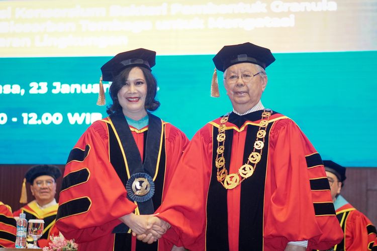 Universitas Pelita Harapan (UPH) mengukuhkan Prof. Wahyu Irawati (kiri) sebagai Guru Besar Mikrobiologi pada 23 Januari 2024.