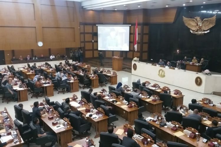 Situasi rapat paripurna di Gedung DPRD Jabar, Jalan Diponegoro, Jumat (15/11/2019).