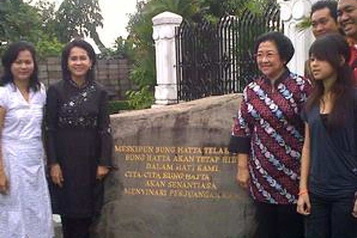 Megawati (kanan) bersama dua putri Bung Hatta, Halida dan Gemala (kiri) serta keluarga besar Bung Hatta, di Kompleks Pemakaman Tanah Kusir, Jakarta. Makam Bung Hatta berada di kompleks tersebut.