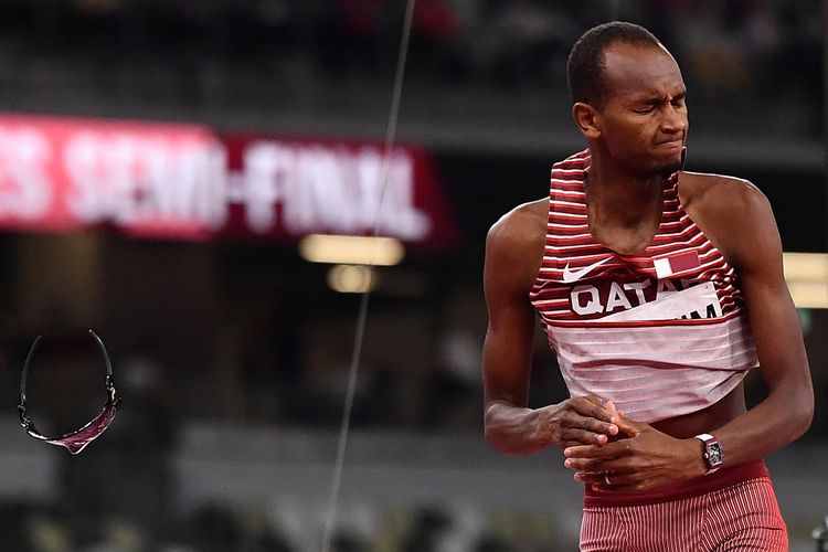 Mutaz Essa Barshim dari Qatar bereaksi setelah gagal melompat saat berlaga di final lompat tinggi putra Olimpiade Tokyo 2020 di Stadion Olimpiade di Tokyo pada 1 Agustus 2021. 