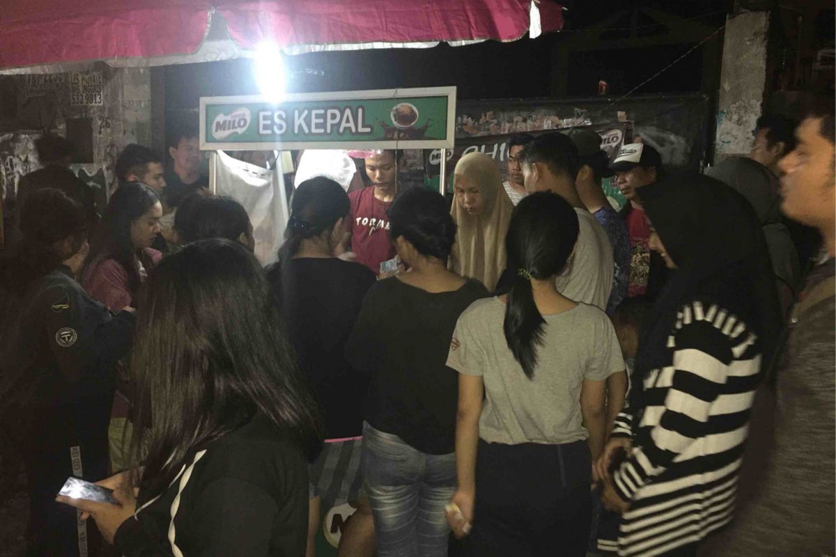 Puluhan warga rela mengantri berjam-jam pada Kamis (19/4/2018) malam hanya untuk membeli sebuah minuman yang sedang viral saat ini. Warga bersedia mengantri demi mendapatkan minuman bernama Es Kepal Milo yang dijual di sebuah lapak kecil yang berada di ruas Jalan Raya Kebayoran Lama, Jakarta Selatan. 