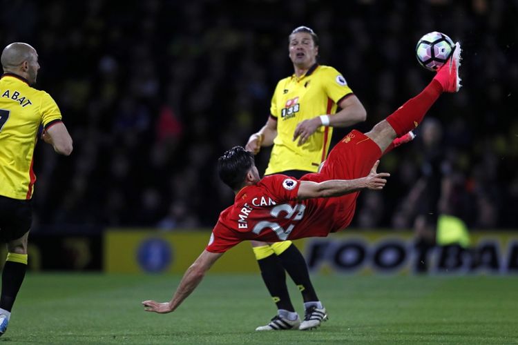 Gelandang Liverpool, Emre Can, melakukan tendangan salto ke gawang Watford pada partai lanjutan Premier League - kasta teratas Liga Inggris - di Stadion Vincarage Road, Senin (1/5/2017).