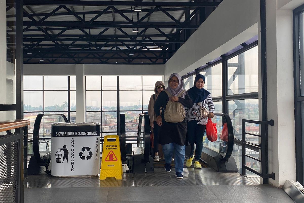 Pengguna KRL Commuter Line baru bisa menggunakan salah satu eskalator di sky bridge Stasiun Bojong Gede setelah rusak selama beberapa waktu, Selasa (11/6/2024). 