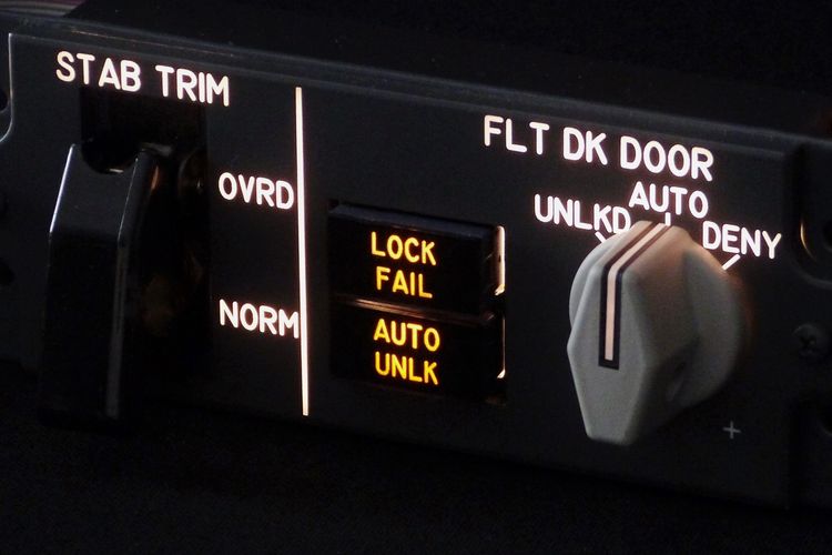 Selektor kunci pintu kokpit di pesawat Boeing.