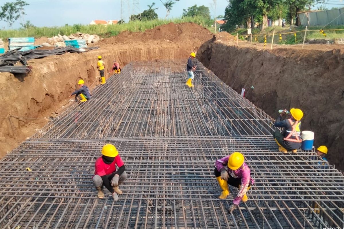 Pembangunan Jalan Tol Probolinggo-Banyuwangi Tahap I menghubungkan Probolinggo hingga Besuki.