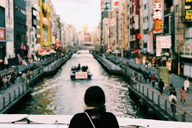 Ilustrasi Jembatan Ebisu di Osaka, Jepang.