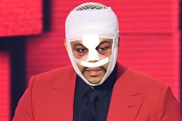 The Weekend tampil dengan perban saat menerima penghargaan American Music Award