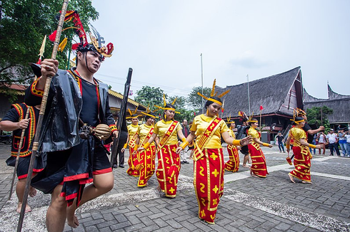 Mengenal Tari Moyo: Asal-usul, Keunikan, Kostum, dan Musik Pengiring