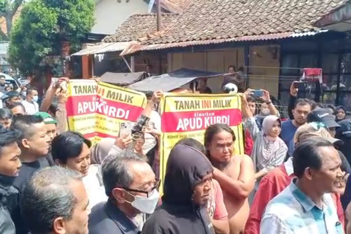 Ratusan warga Jalan Kapten Sangun, Desa Tenjolaya, Kecamatan Cicalengka, Kabupaten Bandung, Jawa Barat turun ke jalan menolak eksekusi lahan yang dilakukan juru sita Pengadilan Negeri (PN) Bale Bandung, pada Selasa (18/10/2022) tidak hanya rumah warga yang akan dieksekusi, bangunan SDIT milik Yayasan Bina Muda juga akan tereksekusi.