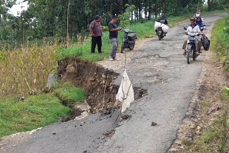 Kondisi jalan longsor yang menghubungkan Blora - Pati, pada Selasa (10/1/2023)
