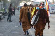 Ritual Thudong, Para Biksu Lanjutkan Perjalanan dari Tegal ke Pemalang