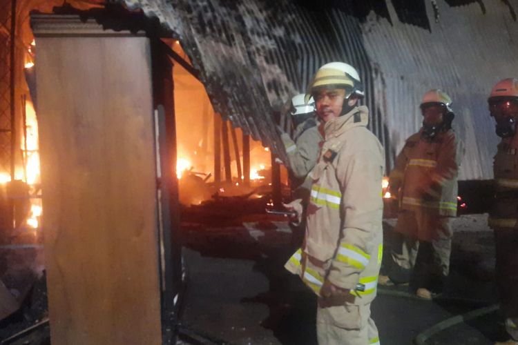 Kebakaran melanda toko furnitur di Jalan Raya Kelapa Dua Wetan, RT 001 RW 009 Kelurahan Kelapa Dua Wetan, Kecamatan Ciracas, Jakarta Timur, pada Jumat (16/9/2022) dini hari.