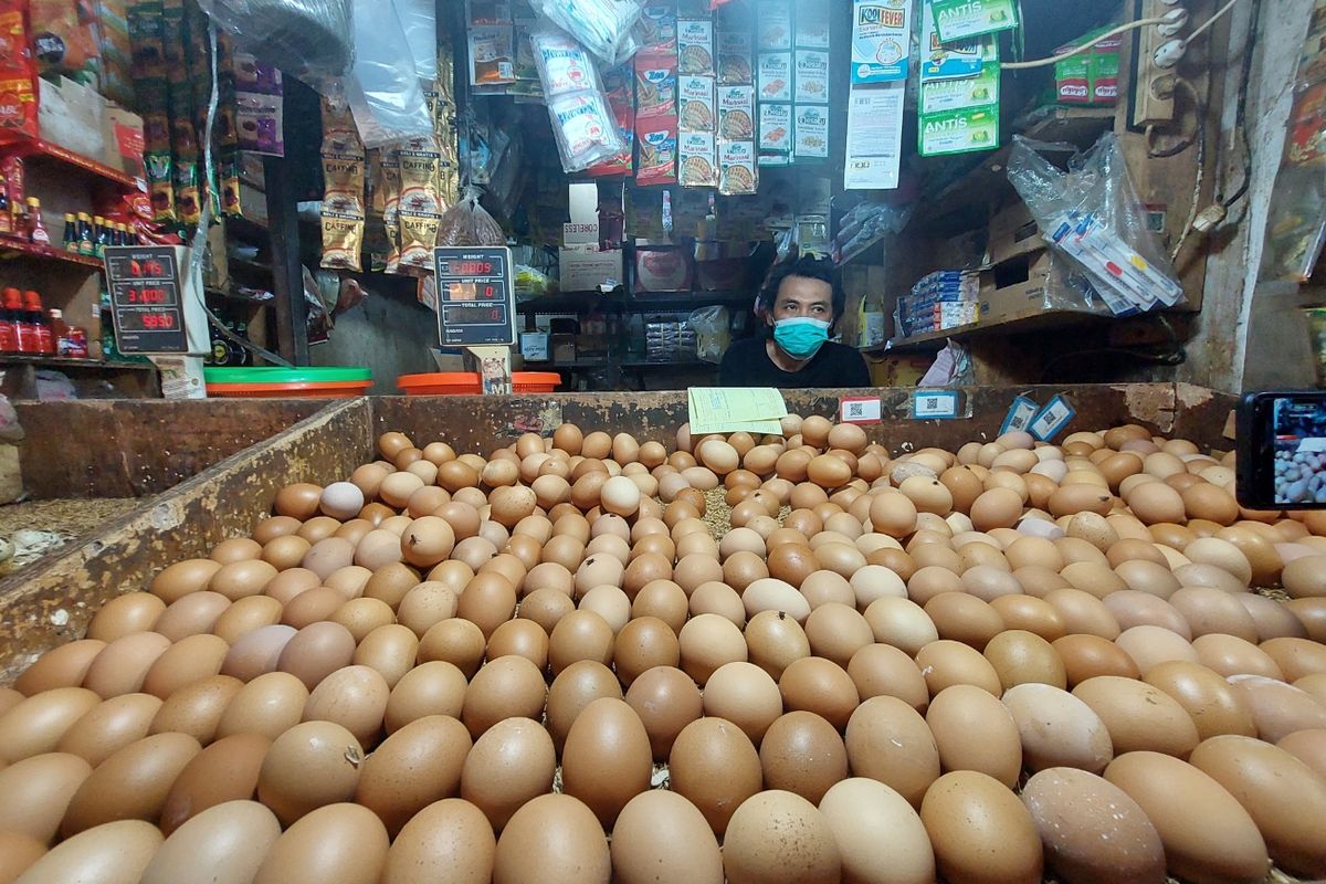 Salah seorang penjual telur ayam di Pasar Anyar, Kota Tangerang.