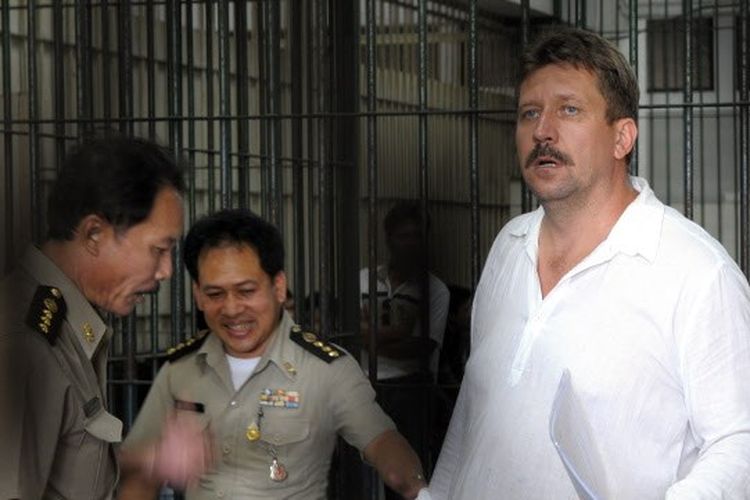 (FILES) Dalam file foto yang diambil pada tanggal 9 April 2008, petugas polisi Thailand membawa pergi pedagang senjata Rusia Viktor Bout setelah mengambil sidik jarinya di pusat penahanan pengadilan pidana di Bangkok. Rusia mengonfirmasi pada 8 Desember 2022 telah menukar bintang bola basket AS Brittney Griner, yang telah dipenjara di Rusia, dengan penyelundup senjata terkenal Victor Bout yang menjalani hukuman 25 tahun di Amerika Serikat. 