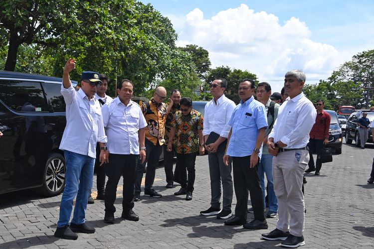 Menteri Perhubungan (Menhub) Budi Karya Sumadi membahas tindak lanjut rencana pembangunan LRT Bali pada Minggu (17/12/2023).