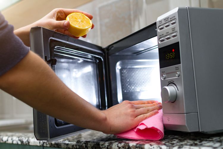 ilustrasi membersihkan oven dengan lemon