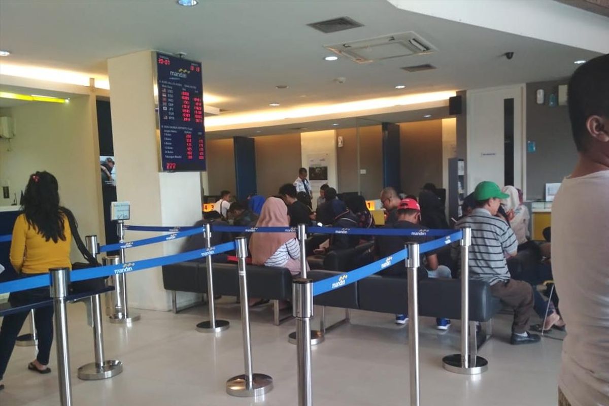 Pasca gangguan layanan transaksi di Bank Mandiri, yang membuat sejumlah nasabah di Batam, Kepulauan Riau ketakutan karena tiba-tiba saja saldo nasabah menjadi nol.
