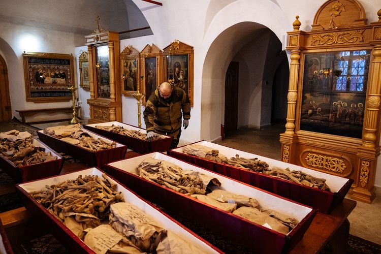 Deretan peti berisi tulang belulang tentara Rusia dan Perancis yang gugur saat kekalahan perang Napoleon Bonaparte pada 1812. Sisa-sisa jenazah itu akan dikubur ulang di Vyazma pada Sabtu (13/2/2021).