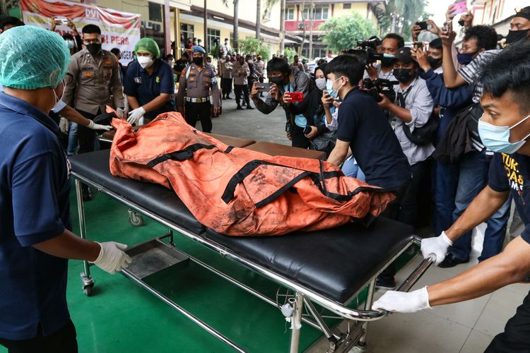 Jenazah narapidana (napi) korban kebakaran di Lembaga Pemasyarakatan (Lapas) Kelas I Tangerang dibawa ke RS Polri Kramat Jati, Jakarta, Rabu (8/9/2021). Sebanyak 41 rang narapidana tewas dalam kejadian ini.