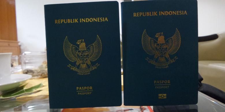 Perbandingan antara paspor biasa dengan paspor elektronik yang diperlihatkan di Kantor Imigrasi Kelas 1 Khusus Bandara Soekarno-Hatta, Tangerang, Rabu (23/11/2016). Ada tanda-tanda kecil yang membedakan antara paspor biasa dengan paspor elektronik, termasuk dengan ketebalan paspor yang berbeda.