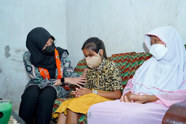 Nenek Supiyati (55) tak kuasa menahan air mata setelah tahu cucunya, Irmawati, dipastikan bakal menjadi pelajar di SMPN 3 Muncar, Banyuwangi, Jawa Timur.