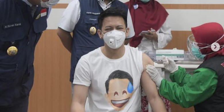 Gubernur Jawa Barat Ridwan Kamil (kiri) menyaksikan penyanyi Ariel NOAH menjalani vaksinasi Covid-19 di Kota Bandung, Kamis (14/1/2021).