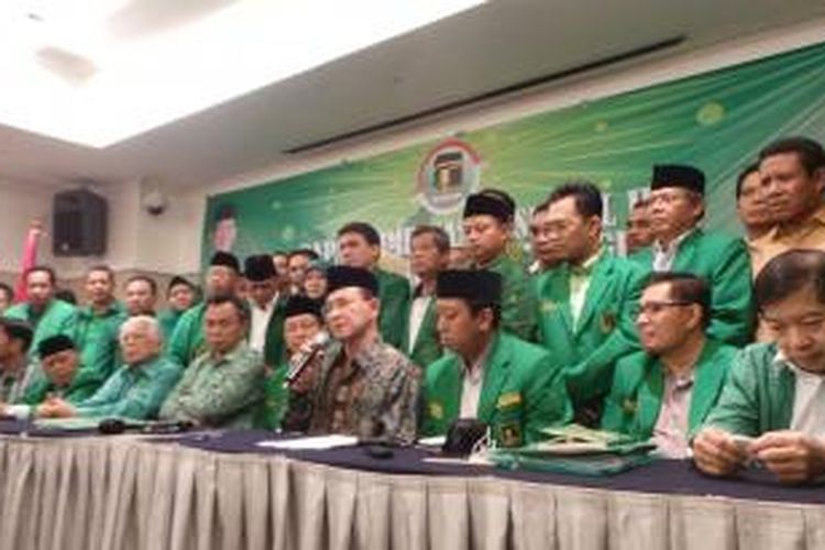 Ketua Umum PPP Suryadharma Ali mengumumkan arah koalisi partainya yang secara aklamasi menyatakan mendukung bakal capres Partai Gerindra, Prabowo Subianto, Senin (12/5/2014).