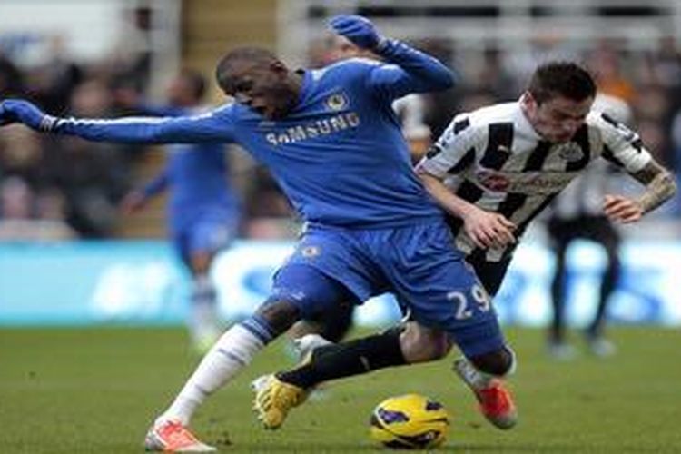 Penyerang Chelsea, Demba Ba berebut bola dengan pemain Newcastle United, Mathieu Debuchy, dalam lanjutan Premier League, Sabtu (2/2/2013). 