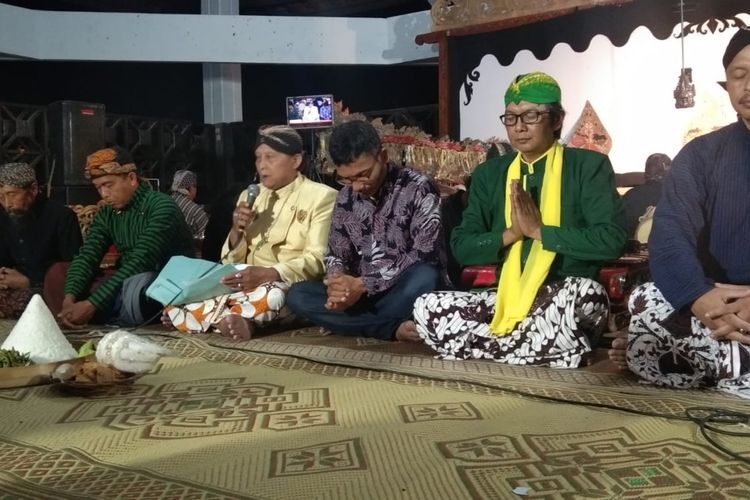 Perwakilan paguyuban penghayat sedang berdoa dalam acara Umbul Donga di wilayah Borobudur, Senin (8/1/2024).