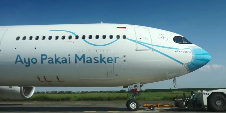 Tangkapan layar pesawat maskapai penerbangan Garuda Indonesia menggunakan masker, Selasa (13/10/2020).