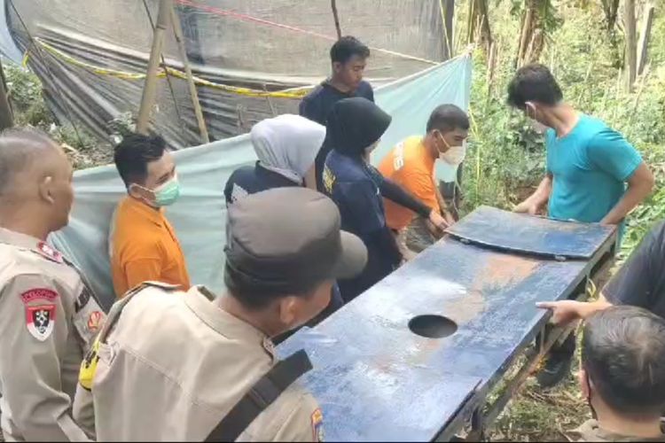 Proses ekshumasi yang dilakukan tim Inafis Polresta Bandung di sebuah perkebunan di Kecamatan Pacet, Kabupaten Bandung, Jawa Barat, Jumat (2/8/2024)
