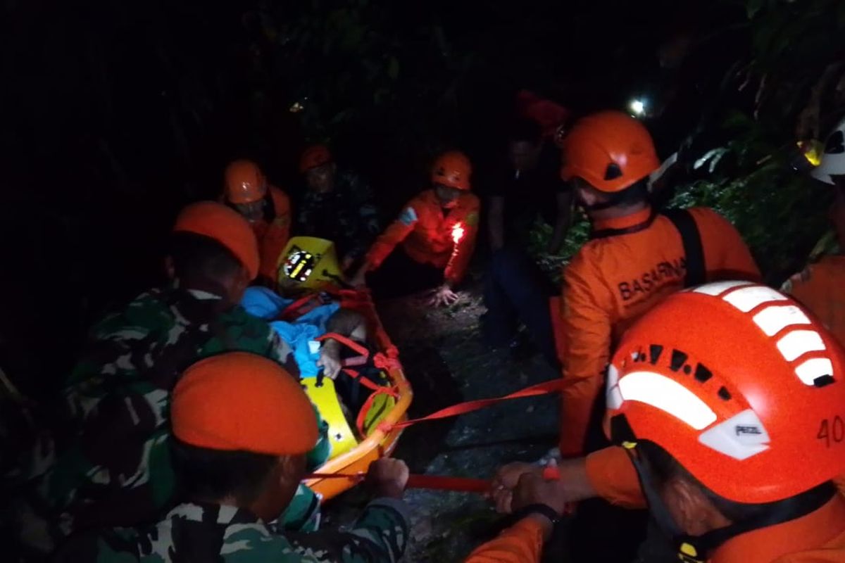WNA Kanada Terjatuh saat Hiking di Air Terjun Cyclop Jayapura, Tim SAR  Butuh 7 Jam untuk Evakuasi