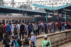 KRL Tertahan Sejam di Sinyal Masuk Stasiun Manggarai, Rabu Malam Ini