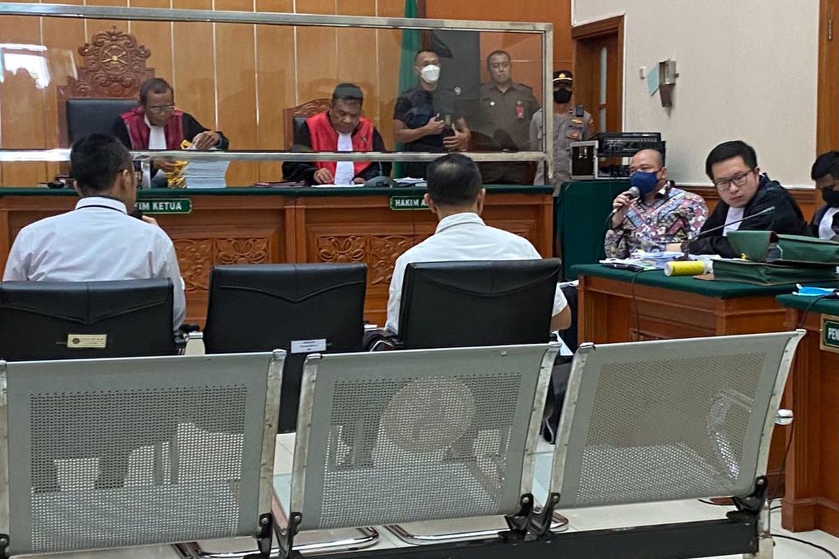 Irjen Teddy Minahasa mencecar sejumlah pertanyaan kepada saksi mahkota, Syamsul Ma'arif dalam persidangannya yang digelar di PN Jakarta Barat, Kamis (23/2/2023). 