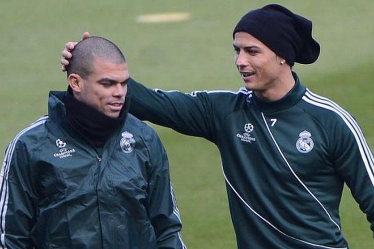 Bek Real Madrid dari Portugal, Pepe (kiri), dan rekan seklub dan senegaranya, Cristiano Ronaldo. Pepe mengalami cedera dan kemungkinan tak bisa main lawan Galatasaray pada leg kedua babak perempat final Liga Champions, Selasa atau Rabu (10/4/2013) dini hari WIB.