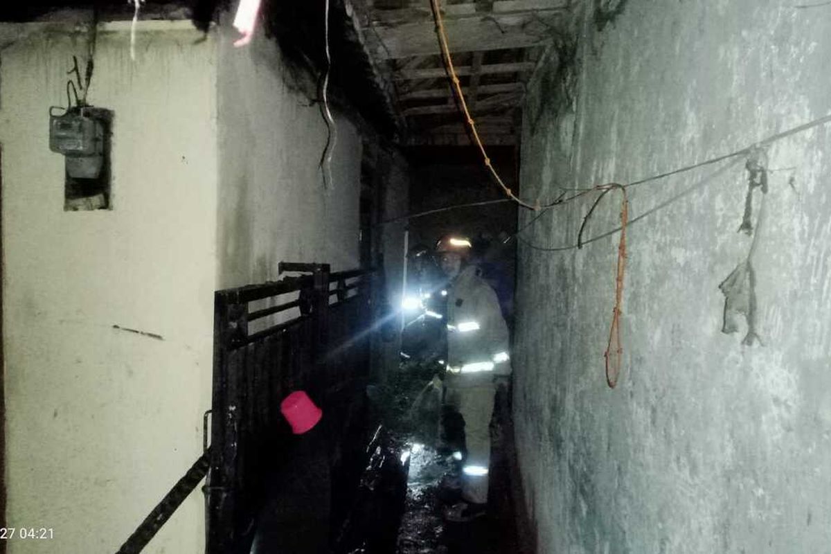 Petugas Damkar sedang memadamkan kebakaran di rumah warga, Desa Tlajung Udik, Kecamatan Gunung Putri, Kabupaten Bogor, Jawa Barat, Minggu (27/8/2023).