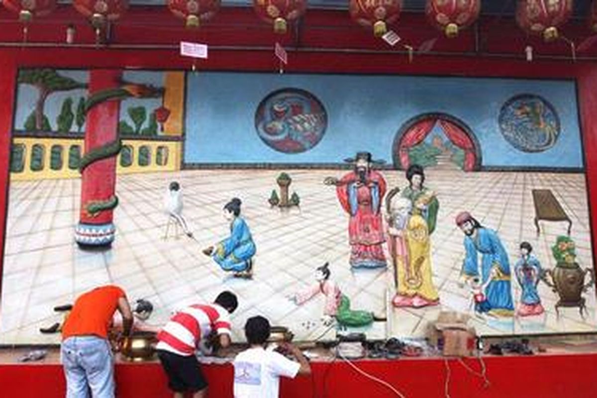 Warga membersihkan berbagai peralatan peribadahan maupun patung-patung Dewa di Kelenteng Hian Thian Siang Tee Bio, Palmerah, Jakarta Barat, Minggu (07/02/2010). Bersih-bersih yang dikenal dengan Kiemsin dilakukan setelah ibadah Toapekong pada malam harinya sebagai persiapan dalam menyambut puncak Imlek 2010. 