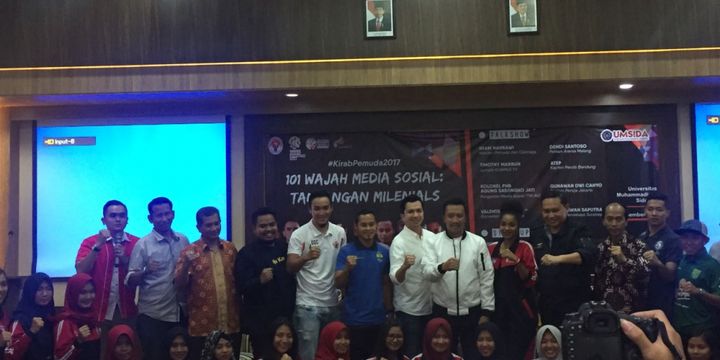 Menteri Pemuda dan Olahraga Imam Nahrawi bersama sejumlah pesepak bola Indonesia menghadiri acara 101 Wajah Media Sosial: Tantangan Milenials di Universitas Muhammadiyah Sidoarjo, Jawa Timur, Sabtu (2/12/2017).